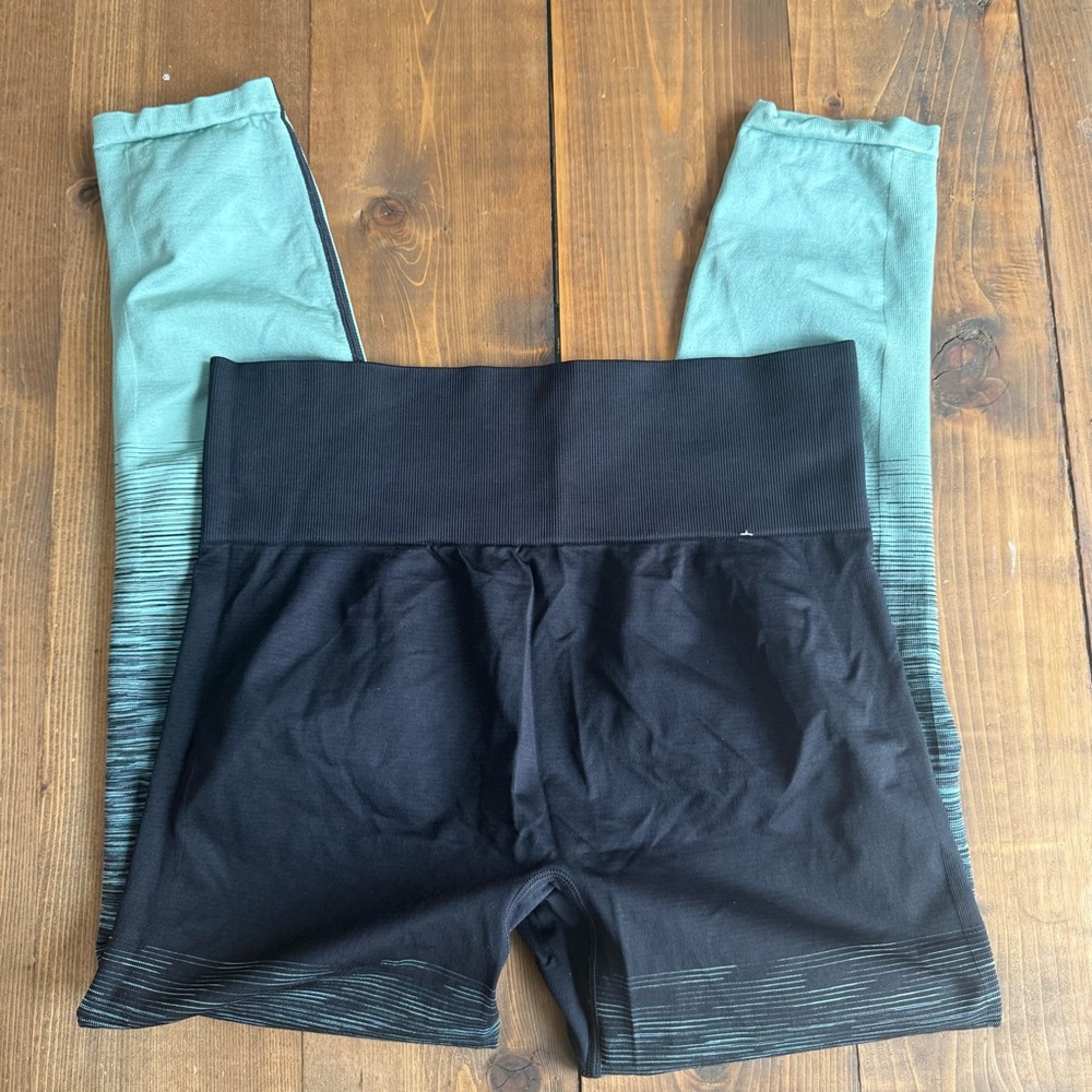 PINK Victoria's Secret Ultimate Black and Green Cropped Leggings